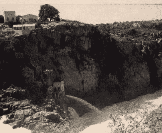 Imagem antiga da segunda Usina Hidrelétrica do Brasil. Usina Hidrelétrica de Angiquinho na cachoeira de Paulo Afonso