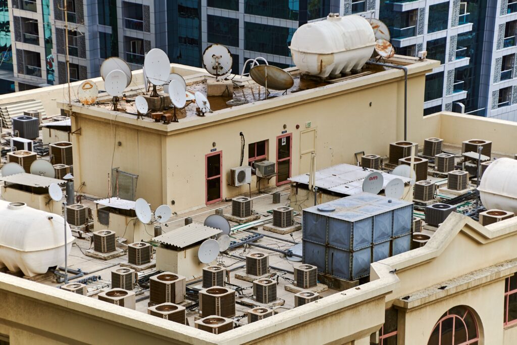 Equipamentos de sistema HVAC instalados em ambiente industrial extremo com alta carga térmica