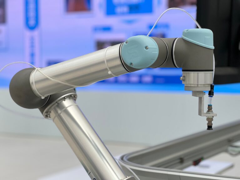 Sistema de automação industrial operando na linha de produção para reduzir desperdício e aumentar eficiência