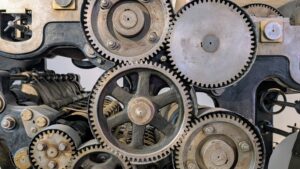 Engenheiro desenvolvendo projeto de máquina industrial sob medida com modelagem CAD 3D