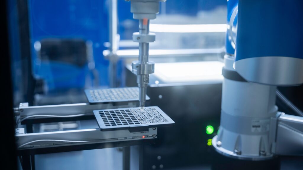 Sistema de automação industrial substituindo processo manual e reduzindo custos de produção