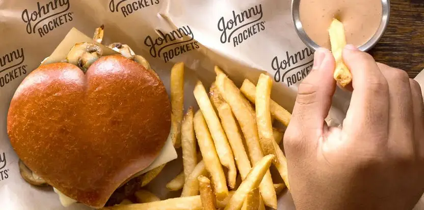 Lanche em formato de coração, exemplo de ideia que pode ser usada em marketing de hamburguerias